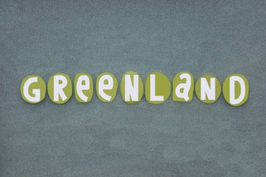 Grönland, Danimarka Krallığının yarı özerk bir bölgesi, yeşil kumların üzerinde yeşil taştan harflerle oluşturulmuş yaratıcı el yazısı logosu.