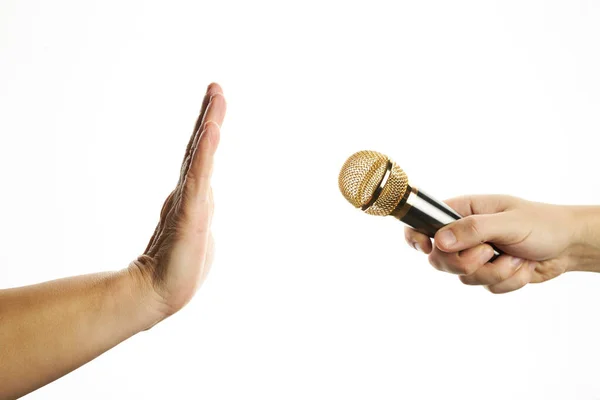 El micrófono dorado a mano y detener gesto de la palma. Concepto amarillo de información de chismes. espacio de copia — Foto de Stock