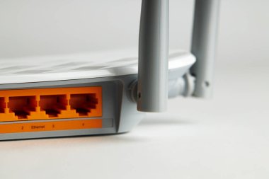 Kablosuz internet ekipmanlarını kapatın. Kablosuz donanım üzerine renkli ethernet paneli. internet kavramı