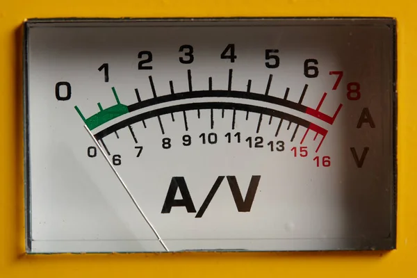 Analogový ammetr a voltmetr. Zblízka. měřicí zařízení — Stock fotografie