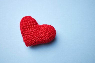 Açık mavi arkaplanda kırmızı kalp sembolü. kopyalama alanı. Romantizm ve Sevgililer Günü konsepti