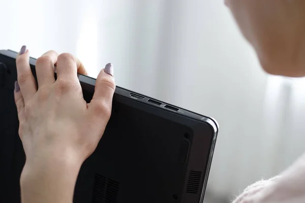 Dizüstü bilgisayar arayüzü arayan kadın. USB portlarını ve Hdmi video portunu kapatın. dizüstü bilgisayarını kontrol et