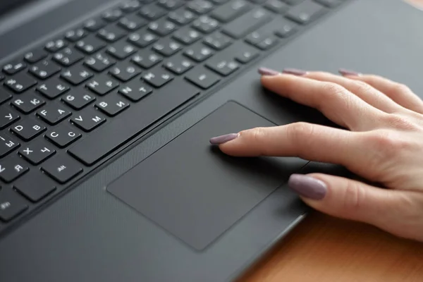 Mujer usando portátil negro para trabajar. navegar por Internet usando touchpad. concepto de negocio — Foto de Stock