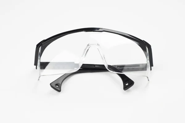 Lunettes de protection en plastique noir isolé sur fond blanc. concept de vêtements de travail de protection — Photo