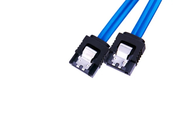 Cabo sata azul ata serial isolado no fundo branco. espaço de cópia. conceito de hardware e dados de transferência — Fotografia de Stock