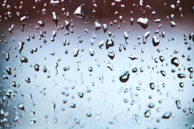 Sakin ve renkli arka planda cam üzerine damlacıklar. soyut arkaplan