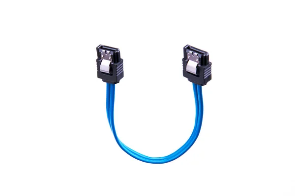 Serie ata cable sata azul aislado sobre fondo blanco. espacio de copia. concepto de hardware y transferencia de datos — Foto de Stock