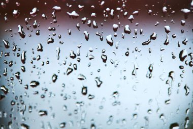 Sakin ve renkli arka planda cam üzerine damlacıklar. soyut küçük arkaplan