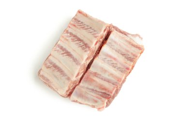 Beyaz arka planda izole edilmiş taze çiğ domuz pirzolası. İki parça. Et mutfağı için malzeme. yukarıdaki görünüm