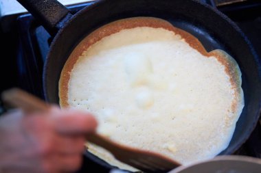 Otantik, mutfakta evde krep yapıyor. gizli konsept