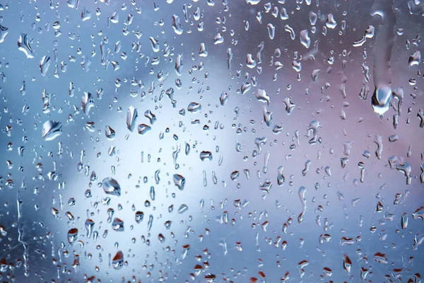 Sakin ve renkli arka planda cam üzerine damlacıklar. soyut arkaplan