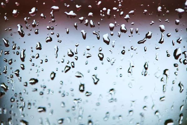 Капли дождя на стекле на спокойном красочном фоне. абстрактный минимальный фон — стоковое фото