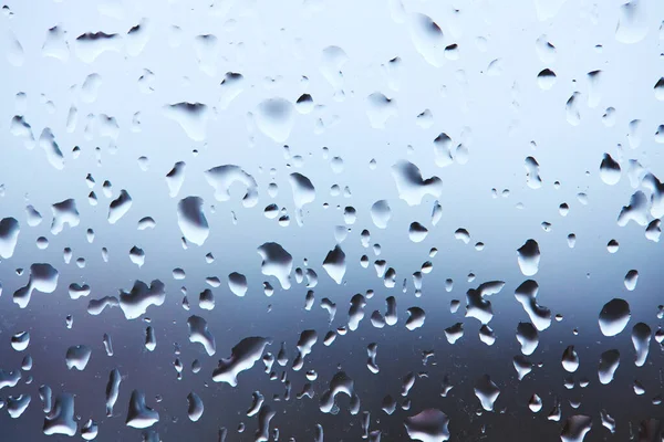 Капли дождя на стекле на спокойном красочном фоне. абстрактный минимальный фон — стоковое фото