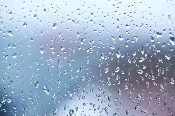 Капли дождя на стекле на спокойном красочном фоне. абстрактный творческий фон — стоковое фото
