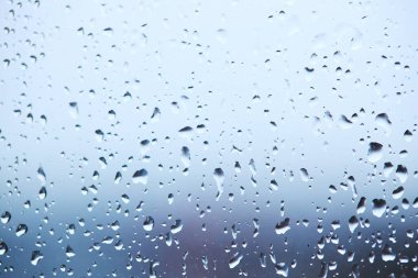 Sakin ve renkli arka planda cam üzerine damlacıklar. soyut arkaplan