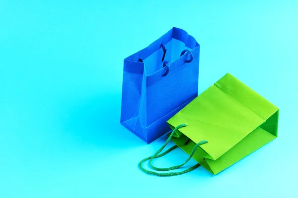 Dois sacos de compras azul e verde. conceito de venda e compras. espaço de cópia — Fotografia de Stock