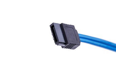 Seri ata mavi sata kablosu beyaz arka planda izole edildi. kopyalama alanı. donanım ve transfer veri kavramı