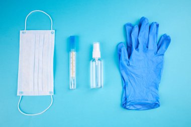 Lateks tıbbi eldivenler, yüz maskesi, termometre ve antiseptik sabun. Covid-19 konsepti. Salgın temel gereksinimler belirlendi