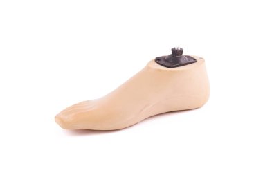 Beyaz arka planda izole edilmiş protez ayak. İnsanlar için protez üretimi