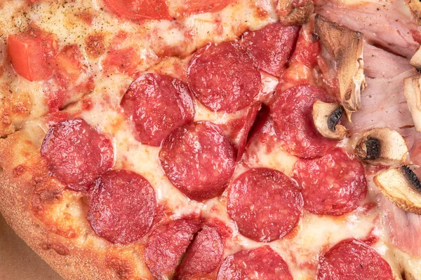 Türlü pizza için yukarıya bakıyorum. arkaplan