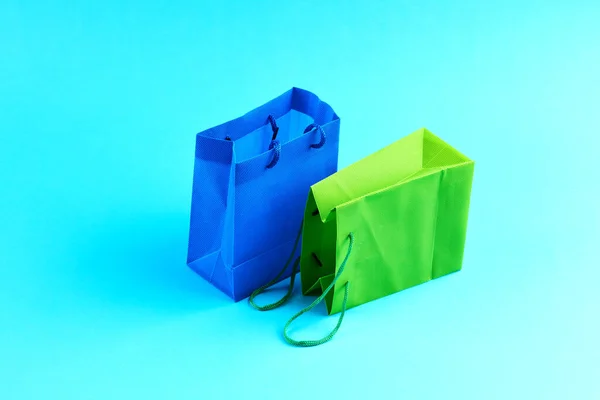 Dois sacos de compras azul e verde. conceito de venda e compras. espaço exterior — Fotografia de Stock