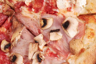 Türlü pizza için yukarıya bakıyorum. Arkaplan. seçici odak