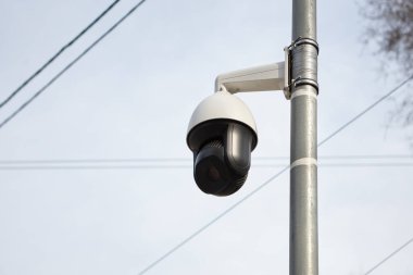 Şehir içi güvenlik kameraları gökyüzü arkaplanı üzerinde