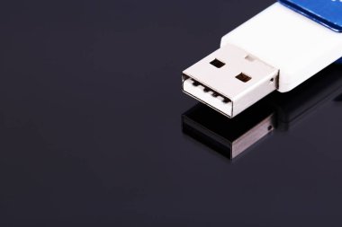 Karanlık bir arka planda taşınabilir bilgi aygıtı. Kişisel veri koruma teknolojileri kavramı