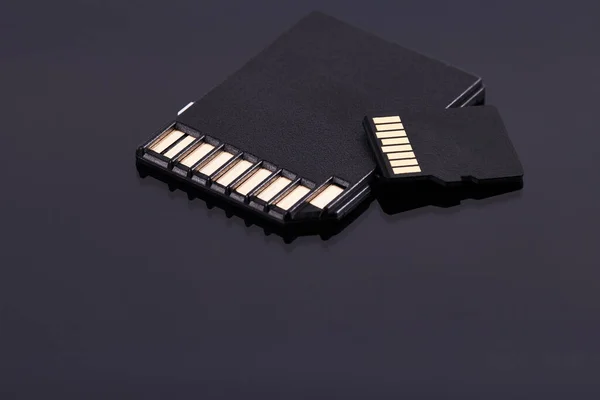 Tarjetas de memoria Micro y SD aisladas sobre fondo negro. diferentes tecnologías de almacenamiento — Foto de Stock