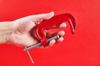Kırmızı alarm arka planında izole edilmiş kişilere kırmızı klemp
