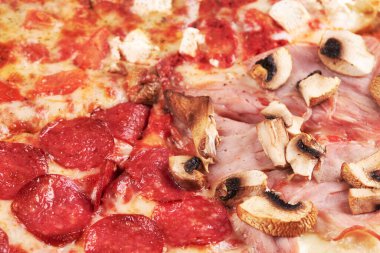 Türlü pizza için yukarıya bakıyorum. Arkaplan. seçici odak