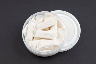 Snus tütün kesesi siyah arka planda. kopyalama alanı. Alternatif nikotin içmesi