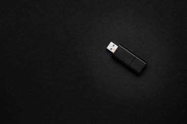Taşınabilir cihaz teknolojisi konsepti. USB flash bellek. Yukarıdan bak. siyah üzerine siyah