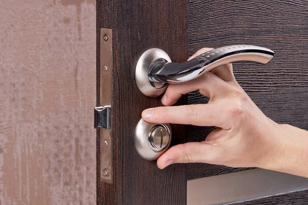 Persona fijación de muebles de puerta. reparación de cerradura de puerta manitas. proceso de ajuste — Foto de Stock