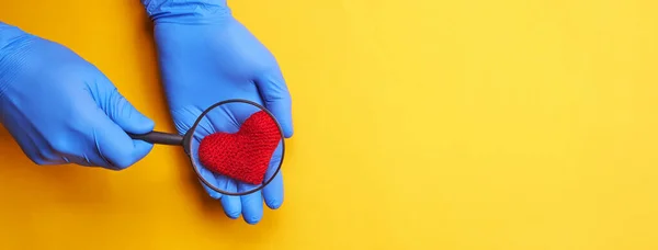 Concepto de diagnóstico de bienestar médico. símbolo del corazón en el brazo del médico sobre fondo amarillo brillante. plantilla para el diseño — Foto de Stock