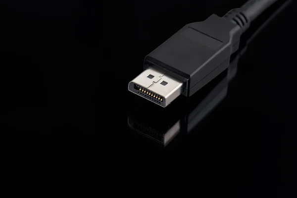 Siyah arkaplanda kablo prizini kapat. masaüstü oyun ve TV konsepti