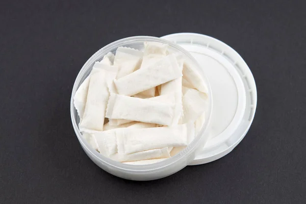 Snus tütün kesesi siyah arka planda. kopyalama alanı. Alternatif nikotin içmesi