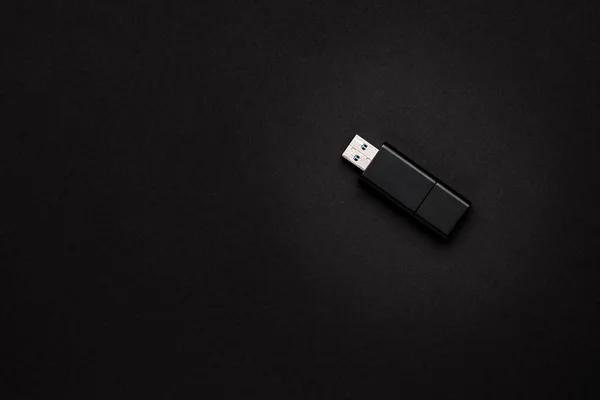 Concepto de tecnología de dispositivo portátil. memoria flash USB. vista desde arriba. negro sobre negro — Foto de Stock