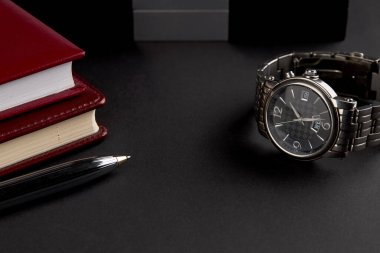 İş zamanı yönetim konsepti. İşyerinde erkek lüks nöbeti