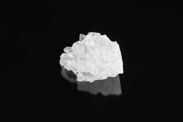 Kristal batu garam di atas latar belakang gelap. ruang luar — Stok Foto