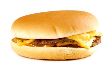 Taze lezzetli bir çizburger ya da beyaz arka planda izole edilmiş patates kızartması yığını olan bir burger. Fast food