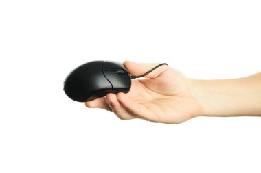 Kafkasyalı birinin elinde siyah bir bilgisayar faresi. Beyaz bir arka planda izole edilmiş. Donanım ve web sörfü kavramı