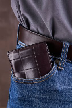Kotun ön cebinde kahverengi deri cüzdan var. natürmort fotoğrafı. zenginlik asgari kavram
