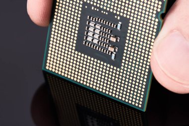 İşlemci. Elektronik aletler için mikroçip ve işlemci üretimi. Karanlık bir arka planda. bilgisayar endüstrisi kavramı