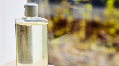 Boş el dezenfektanı, bulanık pencere altyapısı. kopyalama alanı. covid-19 sembol kavramı