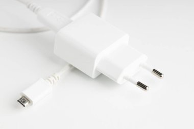 hafif arkaplandaki mobil aygıtlar için beyaz usb şarj cihazı