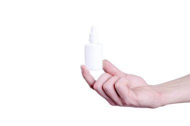 Kol beyaz burun spreyi şişesinde biri var. beyaz arkaplanda izole