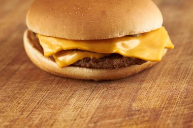 Ahşap bir tahtanın üzerinde çizgili ince bir çizburger ya da hamburger. Seçici bir odak noktası. dış uzay