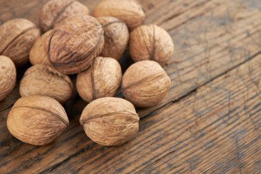 Bir grup taze çiğ ceviz ob grunge ahşap arka plan. ön görünüm