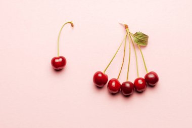 Liderlik. Kırmızı kiraz grubu ve lideri pembe arka planda.